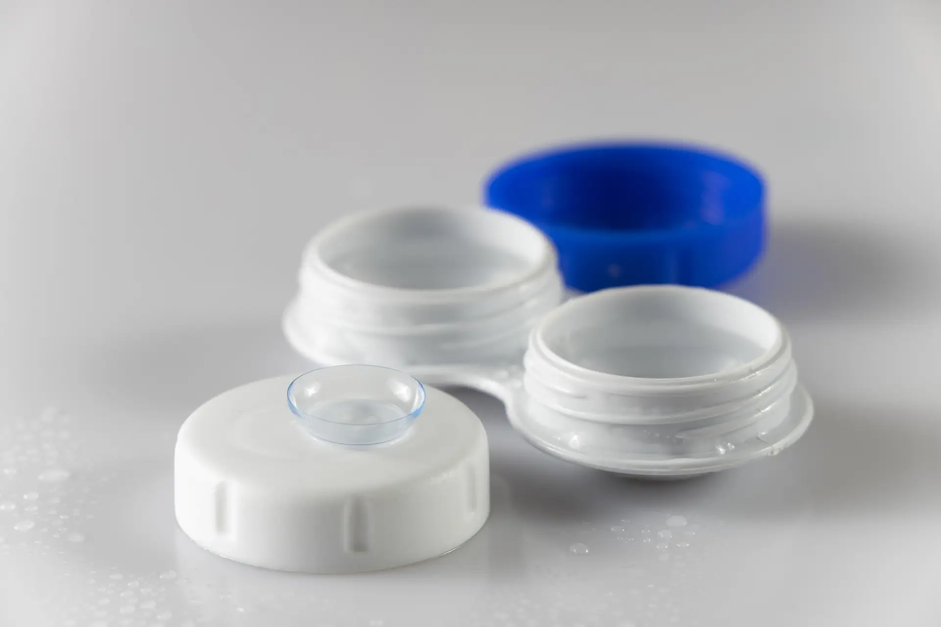 gedesby1989-contact-lenses-4792983_1920_resultado imagen de lentillas en la playa, lentillas con su caja.